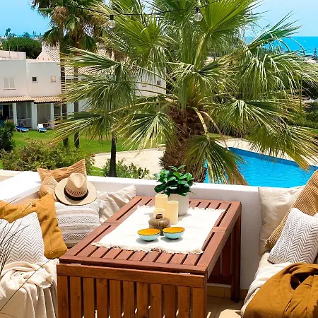 With Ocean View And Rooftop Cinema Гия