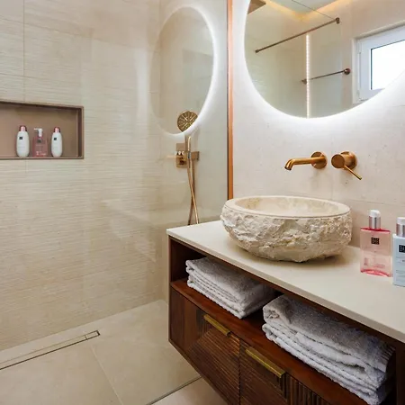 Вилла With Ocean View And Rooftop Cinema Гия