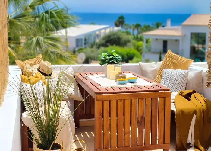 Villa With Ocean View And Rooftop Cinema *