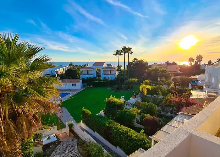 With Ocean View And Rooftop Cinema Villa *