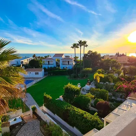 With Ocean View And Rooftop Cinema Villa *