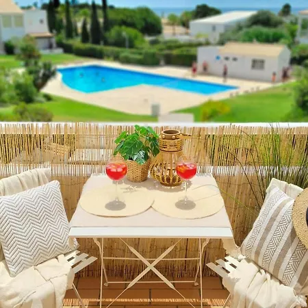 With Ocean View And Rooftop Cinema Villa