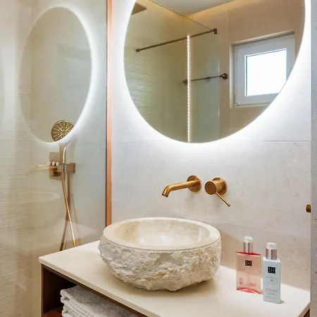 With Ocean View And Rooftop Cinema Villa